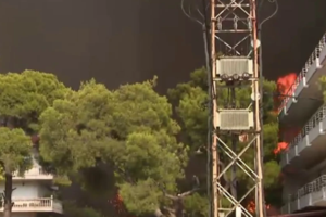 Φωτιά στη Βαρυμπόμπη: Οι πρώτες συγκλονιστικές εικόνες από την πυρκαγιά στους πρόποδες της Πάρνηθας