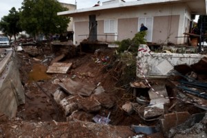 Μεγάλη φωτιά στη Μάνδρα: Σε κοντινή απόσταση διάσπαρτες κατοικίες