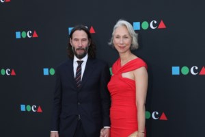 Viral η συζήτηση του Κιάνου Ριβς με θαυμαστή του σε αεροδρόμιο - Τον "βομβάρδισε" με ερωτήσεις