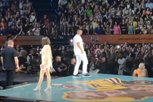 Φτερά, πούπουλα, παγιέτες και total white: Όλες οι εμφανίσεις στα MAD VMA 2022 - εικόνα 14