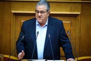 Άγνωστοι πέταξαν τρικάκια έξω από το σπίτι του Πιερρακάκη για τα ιδιωτικά ΑΕΙ: "Δεν φοβάμαι", λέει ο ίδιος - εικόνα 2