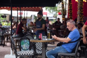 "Καμπανάκι" από το CDC: Ο κορονοϊός μετατρέπεται σε πανδημία των ανεμβολίαστων - εικόνα 2