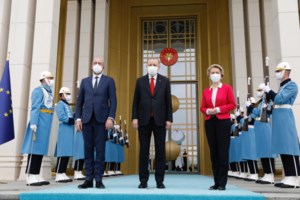 Τραγωδία στη Χίο: Τέσσερις νεκροί, οι τρεις παιδιά 3-14 χρονών, σε ναυάγιο με πρόσφυγες [εικόνες - βίντεο]