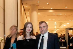Τζίνα Αλιμόνου: Πιο κομψή από ποτέ στα 53 της - Ποζάρει με φλογερό μίνι cape dress σε απογευματινή έξοδο - εικόνα 3