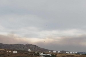 Φωτιά στην Άνδρο: Τιτάνια μάχη να μην μπουν οι φλόγες σε οικισμό - Κάηκε υδροφόρα - Ξέφυγε τελευταία στιγμή ο οδηγός - εικόνα 2