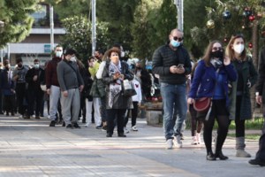 Rapid tests - Οι ουρές της υπομονής: Ωρες η αναμονή από τα ξημερώματα σε Αθήνα, Θεσσαλονίκη, Πάτρα [εικόνες - βίντεο]