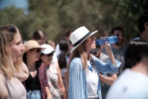 Ακραίος καύσωνας στην Ευρώπη: "Έλιωσε" αεροδιάδρομος στη Βρετανία - Φλόγες περικυκλώνουν τρένο στην Ισπανία [Βίντεο]