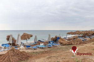 Τρόμος στην Ηλιούπολη: Ληστής απειλεί με όπλο υπάλληλο σούπερ μάρκετ - Βίντεο ντοκουμέντο