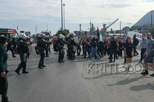 Επεισόδια στη Σούδα: ΜΑΤ εναντίον διαδηλωτριών - "Μη, έχει την καρδιά της, είμαστε οι δάσκαλοι των παιδιών σας" - εικόνα 8