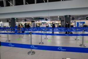 Γυναίκα γδύθηκε σε πτήση και δάγκωσε αστυνομικό