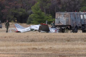 Πτώση αεροσκάφους στο Τατόι: Χειρουργήθηκε ο ένας πιλότος, σε καταστολή ο άλλος - Επιτροπή θα ερευνήσει τα αίτια - εικόνα 2