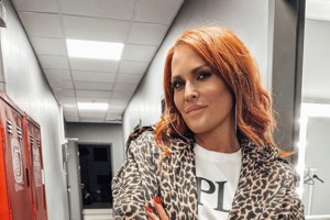 Στην Πάτμο η Σίσσυ Χρηστίδου: Διακοπές μαζί με Κοντοβά και Σταματόπουλο [εικόνες]