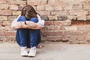 Συνελήφθησαν δύο 14χρονες που επιτέθηκαν στη συνομήλική τους στη Γλυφάδα