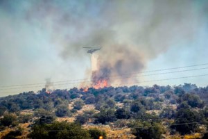 Εκκενώνενται προληπτικά η δομή της Αμυγδαλέζας - Μεταφέρονται με λεωφορεία 700 μετανάστες