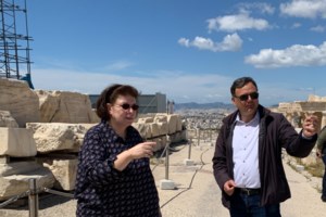 Ανοίγουν αύριο οι αρχαιολογικοί χώροι: Διαχωριστικά πετάσματα στην Ακρόπολη, απολυμαντικά και ξεναγοί με μάσκες