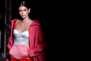 Kάια Γκέρμπερ: Η 19χρονη στην οποία υποκλίνεται ο κόσμος της μόδας - εικόνα 4