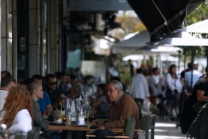 Τάση αποκλιμάκωσης στα νοσοκομεία: Μειώνονται οι εισαγωγές, αυξάνονται οι αποσωληνώσεις