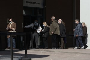 Υποχρεωτικός εμβολιασμός: Το πρόστιμο των 100 ευρώ δεν θα παρακρατείται απευθείας σε μισθό ή σύνταξη