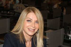 Μαριάννα Λάτση: Super fit με μαύρο jumpsuit στο κόκκινο χαλί με τον γιο της, Πάρι Κασιδόκωστα - εικόνα 6