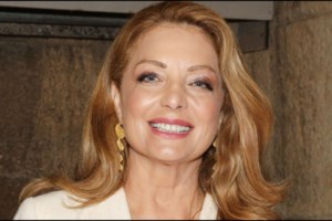 Ειρήνη Κεσογλίδου: Η σπάνια εμφάνιση της κόρης του Βασίλη Καρρά - Στα μαύρα και συγκινημένη σε εκδήλωση για τον πατέρα της - εικόνα 5