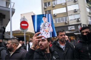 Απόπειρα απόδρασης στην Ευελπίδων: Κρατούμενη έφυγε μέσα από τα χέρια των Αστυνομικών και μπήκε σε τρόλεϊ - εικόνα 2