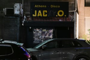 Έκρηξη στη Μιχαλακοπούλου: Βίντεο ντοκουμέντο - Η στιγμή που μαυροφορεμένος άνδρας μεταφέρει τη σακούλα με τη βόμβα