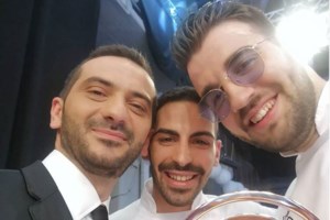 Οι ώρες αγωνίας και οι πανηγυρισμοί της μαμάς του Βαρθαλίτη - Τι έγινε στο σπίτι του όταν ανακοινώθηκε το αποτέλεσμα [Βίντεο] - εικόνα 4