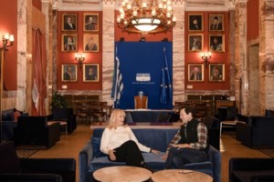 Αννα Διαμαντοπούλου: Το αποκριάτικο ζεϊμπέκικο σε ταβέρνα στην Κοζάνη [βίντεο]