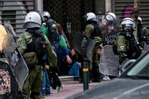 Πορείες για τα Τέμπη: Οκτώ συλλήψεις και 15 προσαγωγές από τα επεισόδια στην Αθήνα - Τραυματίστηκαν δύο αστυνομικοί - εικόνα 3