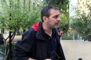 Καρέ καρέ η απόπειρα δολοφονίας στον Στέφανο Χίο - Ο ένοπλος σκύβει και πυροβολεί - εικόνα 4