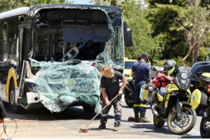 Βούλα: "Είδα κάποια άτομα στο πάτωμα και τους πάταγαν" - Συγκλονιστικές μαρτυρίες από το τροχαίο -  ΕΔΕ από τον ΟΑΣΑ - εικόνα 7