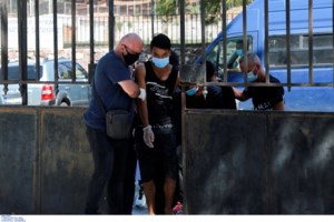 Παρέμβαση του Φεμινιστικού Τομέα Ρουβίκωνα στο γραφείο του Γιάννη Λοβέρδου [Εικόνες]