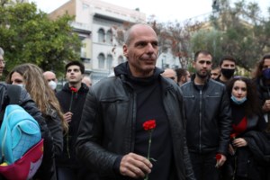 Ο Βαρουφάκης στα μπλόκα των αγροτών με ...τσίπουρο, casual εμφάνιση και "αστική αυτοπεποίθηση" [εικόνες - βίντεο] - εικόνα 4