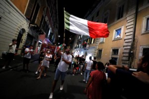 Euro 2020: Στον "πυρετό" του ημιτελικού οι Άγγλοι - Από νωρίς στις παμπ - Πως ξύπνησε τα παιδιά του ο Ρούνεϊ [Βίντεο] - εικόνα 7