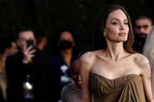 Σάιλο Τζολί Πιτ: Γεμάτη αυτοπεποίθηση με Versace στο κόκκινο χαλί η 15χρονη καλλονή - εικόνα 20