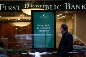 First Republic Bank: 30 δισ. δολάρια από 11 αμερικανικές τράπεζες για την αποφυγή κατάρρευσης