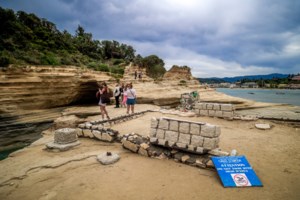 Το αδιαχώρητο στις παραλίες της Αττικής - Εικόνες καλοκαιριού με 30 βαθμούς Κελσίου - εικόνα 4