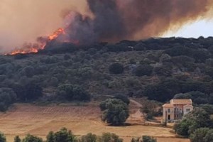 Κερατέα: Νεκρός ηλικιωμένος στην πύρινη κόλαση, καίγονται σπίτια - Μπαράζ από 112 [βίντεο] - εικόνα 6