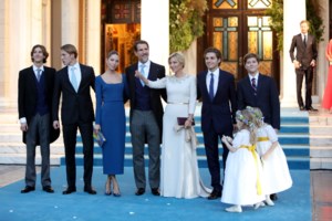Μαρί Σαντάλ: Business chic στη Μαδρίτη με κοστούμι στο χρώμα της άμμου, Hermes τσάντα και τα πιο κομψά σνίκερς - εικόνα 4