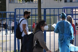 Σχολεία: Η εισήγηση των ειδικών για τη λειτουργία τους - Ποιοι μαθητές θα μπαίνουν σε καραντίνα όταν υπάρχει κρούσμα κορονοϊού - εικόνα 2