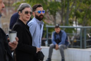 Τραγωδία στο Αιγάλεω: 54χρονη βρέθηκε άγρια δολοφονημένη μέσα στο σπίτι της - Αναζητείται ο 20χρονος γιος της