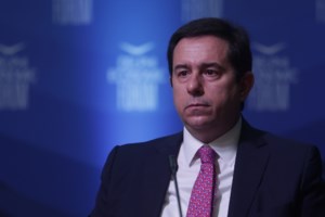 Επικό σκίτσο του Ανδρέα Πετρουλάκη για τη συμμετοχή Μηταράκη σε σίριαλ του ΑΝΤ1 - "Ακίνητοι όλοι…"