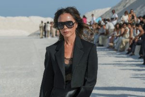 Με το λάθος παπούτσι η Βικτόρια Μπέκαμ: Κάτω από τον καυτό ήλιο με over the knee μπότες - εικόνα 4