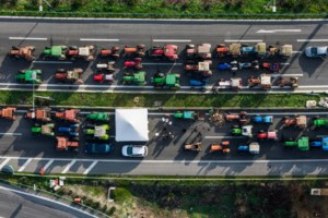 Οργισμένοι οι κτηνοτρόφοι στη Λάρισα – Έχυσαν γάλα και ζωοτροφές μπροστά από το Δικαστικό Μέγαρο [εικόνες - βίντεο] - εικόνα 5