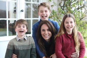 Απέσυραν την πρώτη φωτογραφία της Κέιτ Μίντλετον μετά το χειρουργείο ως "επεξεργασμένη" - Χαστούκι από 4 μεγάλα πρακτορεία - εικόνα 2