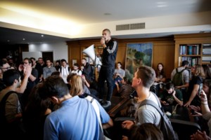 Ο Πολάκης κήρυξε τον "πόλεμο" στον Χρυσοχοΐδη από ...ψαροταβέρνα στο Μοσχάτο - Μαζί με τον αστυνομικό του ΣΥΡΙΖΑ [εικόνα] - εικόνα 2