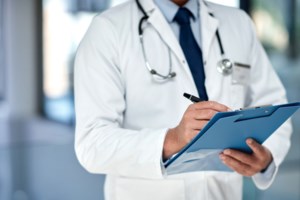 Ιπποκράτειο: Ελεύθερος με όρους ο γιατρός με το "φακελάκι" - Αναβλήθηκε για την Παρασκευή η δίκη του