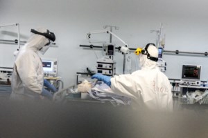 Κορονοϊός: Με εικόνες και ελληνικές σημαίες νέα συγκέντρωση των αρνητών μάσκας και εμβολίων [video] - εικόνα 6