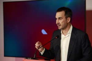 Συνάντηση Κασσελάκη με δημοσιογράφους σε μπαρ της Αθήνας - Μαζί και η Φάρλι με χριστουγεννιάτικο σκούφο [εικόνες-βίντεο]