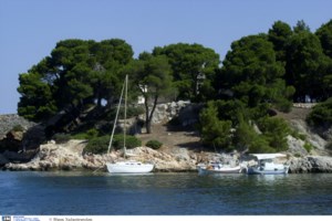 Tαχύπλοο σκάφος προσέκρουσε σε βράχια στη Σέριφο - Δύο τραυματίες